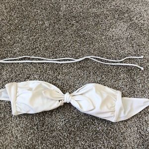 Bikini top with removable straps